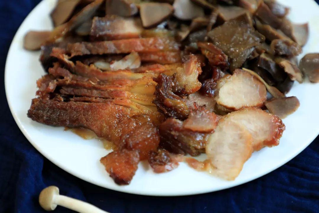 還有木瓜水,冰稀飯,炸洋芋,炸雞皮等各種地道的雲南小吃.