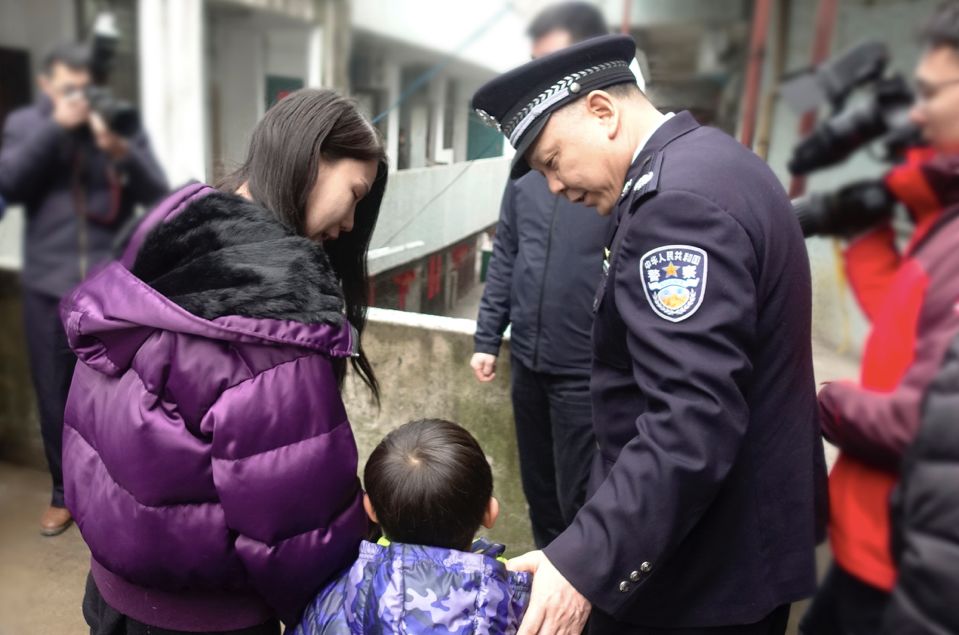 李建中前往阜陽,亳州兩地檢查春節安保工作,專程來到因公犧牲民警薛勇