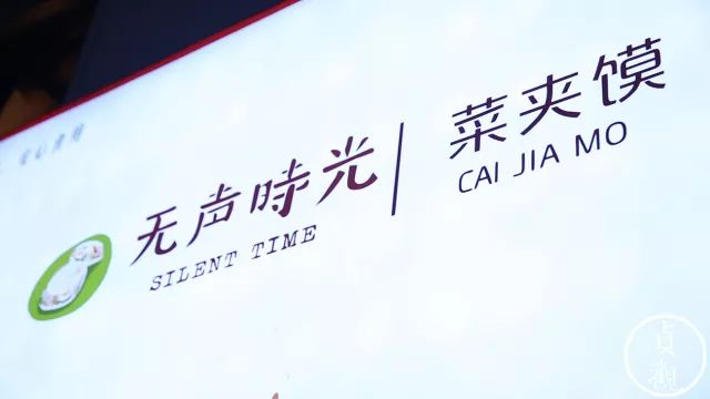 红底黄字灯箱图片