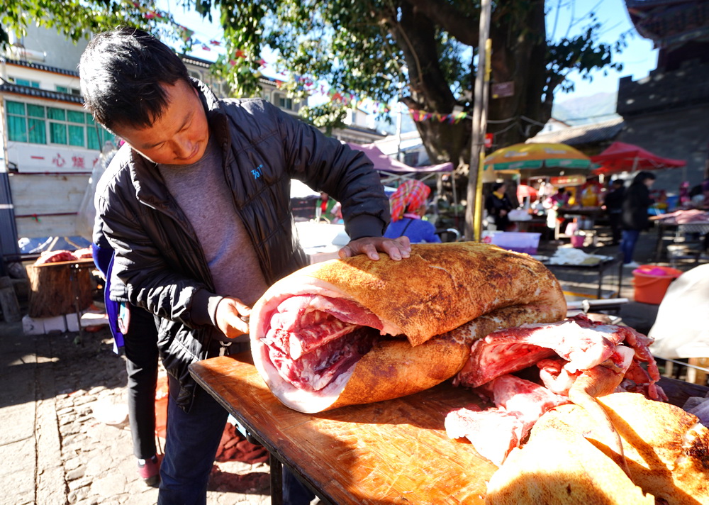 火烧猪:大理独一无二的吃生肉皮习俗,多少外人到此止步