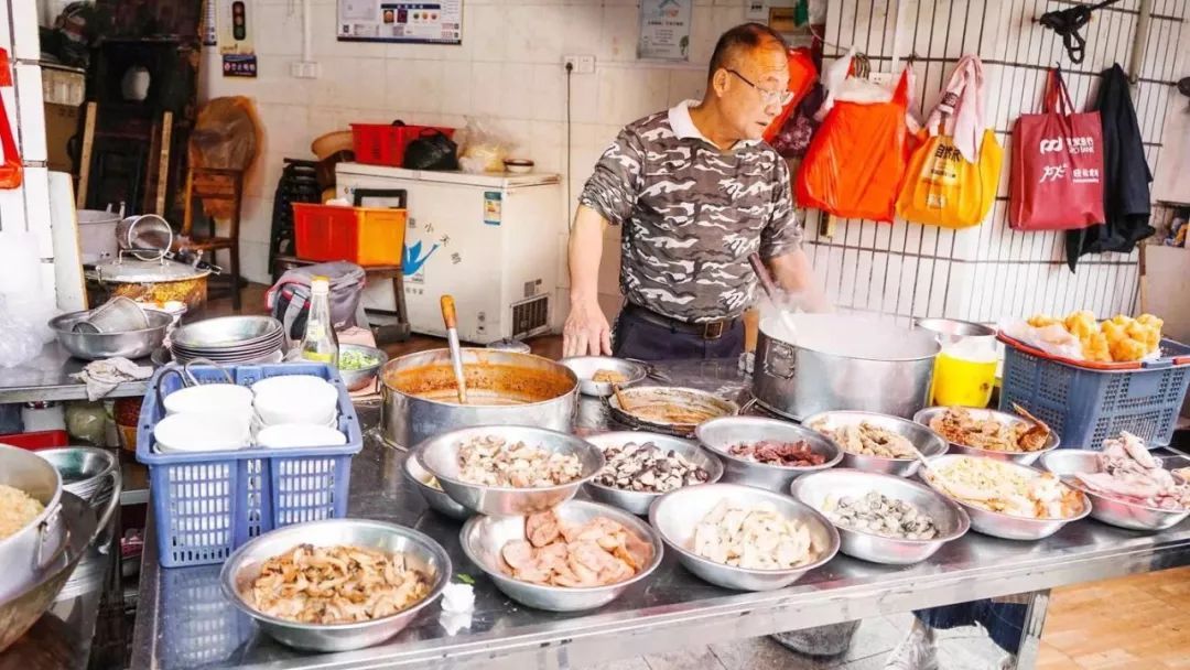 這家面線糊店歷史將近半個世紀,花甲之年的老闆——老盧,參過軍,打過