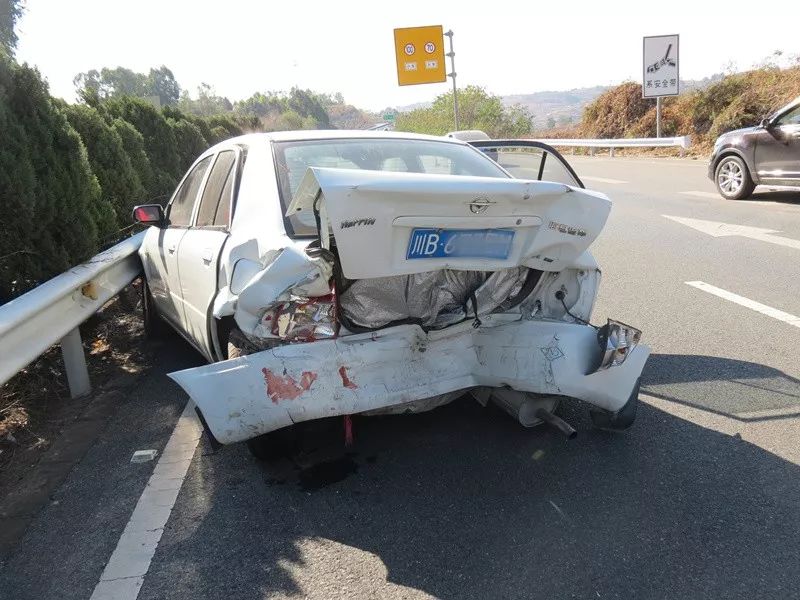 雲南所有的高速公路都被返程車填滿了,不堵的辦法有兩個