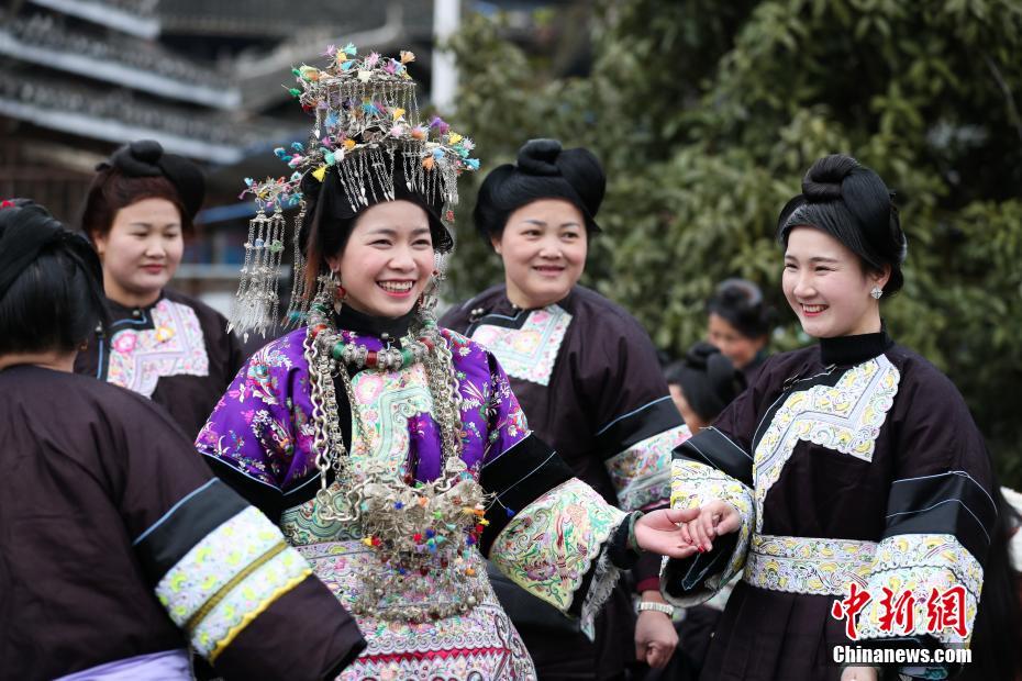 当日,贵州省榕江县乐里镇高坪侗寨邀请附近12个村寨的侗族民众前来"吃