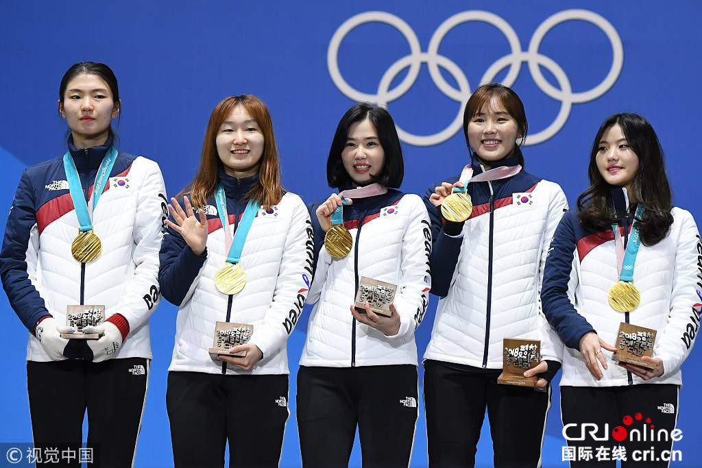 韩国冬奥会颁奖服装图片