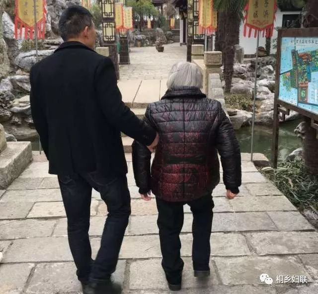 牵妈妈的手