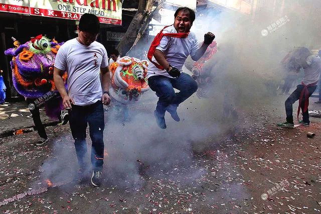 印度 加尔各答 春节庆祝活动中一名中国年轻人在放鞭炮北京 小女孩在