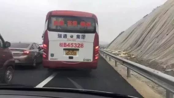 春節期間,這些車在廣西佔用高速應急通道,車牌號全曝光!