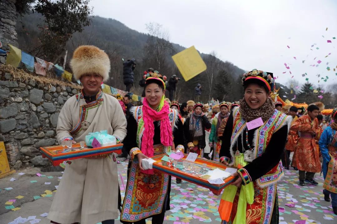 放鞭炮驅年獸,正月初一轉山,朝佛登高,祈福新年;正月初九上九節,向天