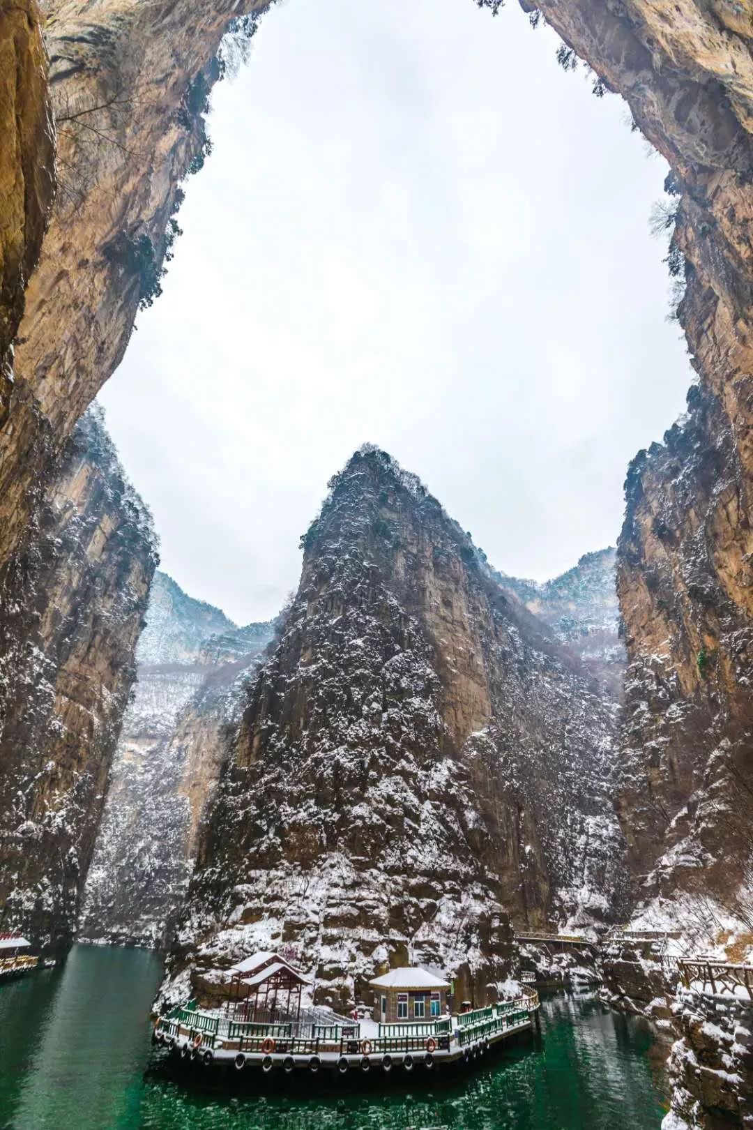 旅遊 正文 千峰筍石千株玉,萬樹松蘿萬朵雲 而太行山大峽谷的雪景卻有