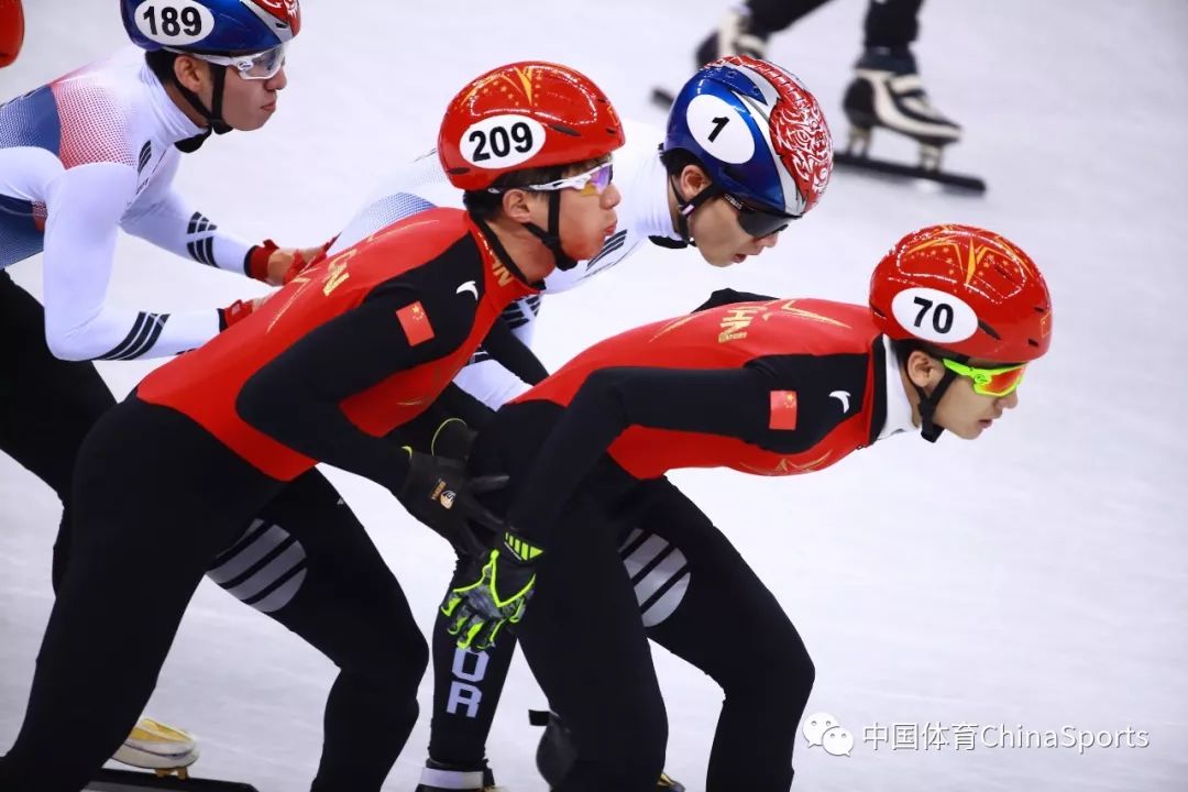 男子接力隊(左起:任子威,陳德全,韓天宇,武大靖,許宏志)在頒獎儀式上