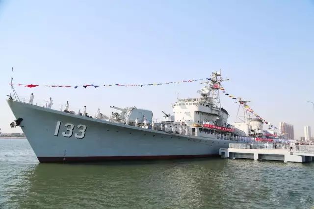 最早,重庆号轻巡洋舰是第二次世界大战后英国政府送给中国政府的