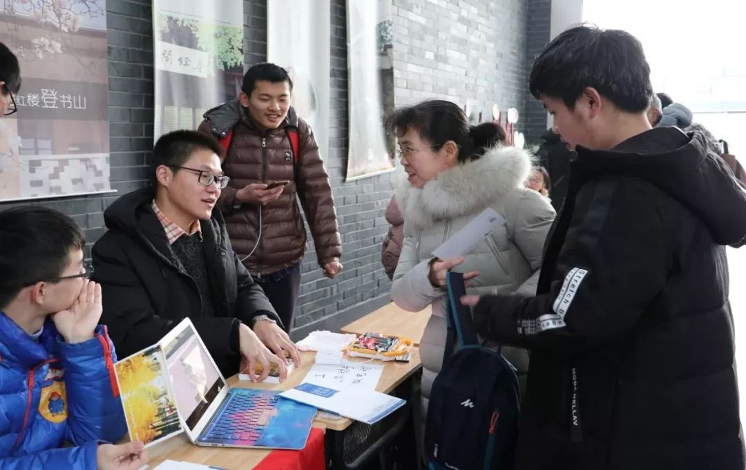 陆逸群等四位同学在宣讲会上分别从学校概况等四个方面介绍了大连理工