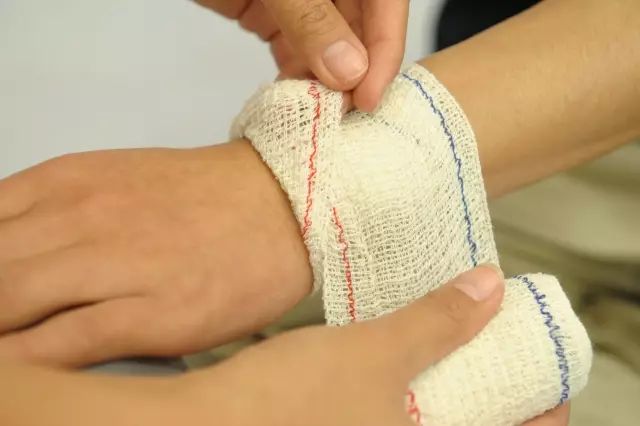 此法用于绷带包扎的起始和结束,也用于手腕部,肢体粗细相等的部位