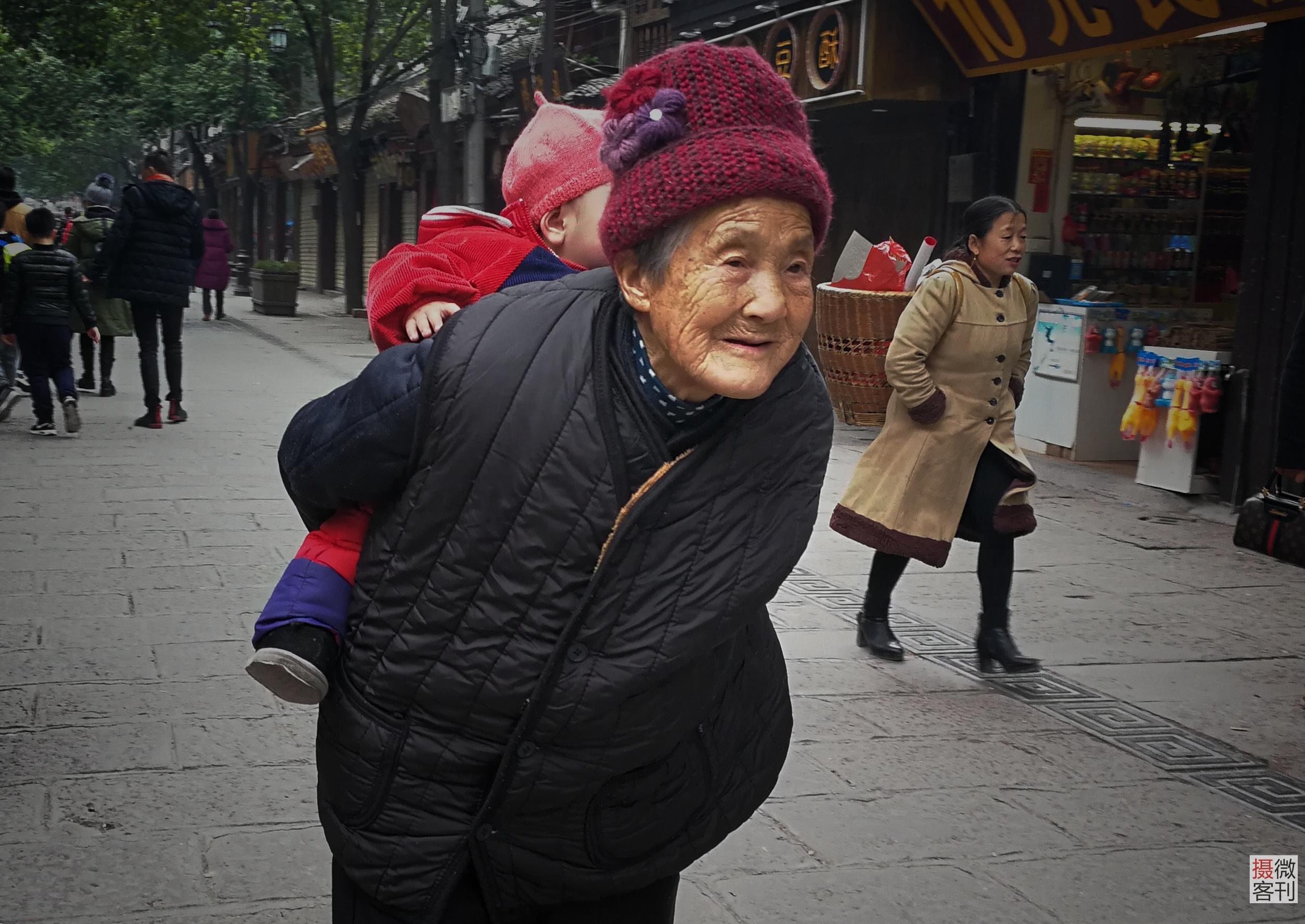 9旬老太背重孫街上逛數小時 過節能抱孩子最開心