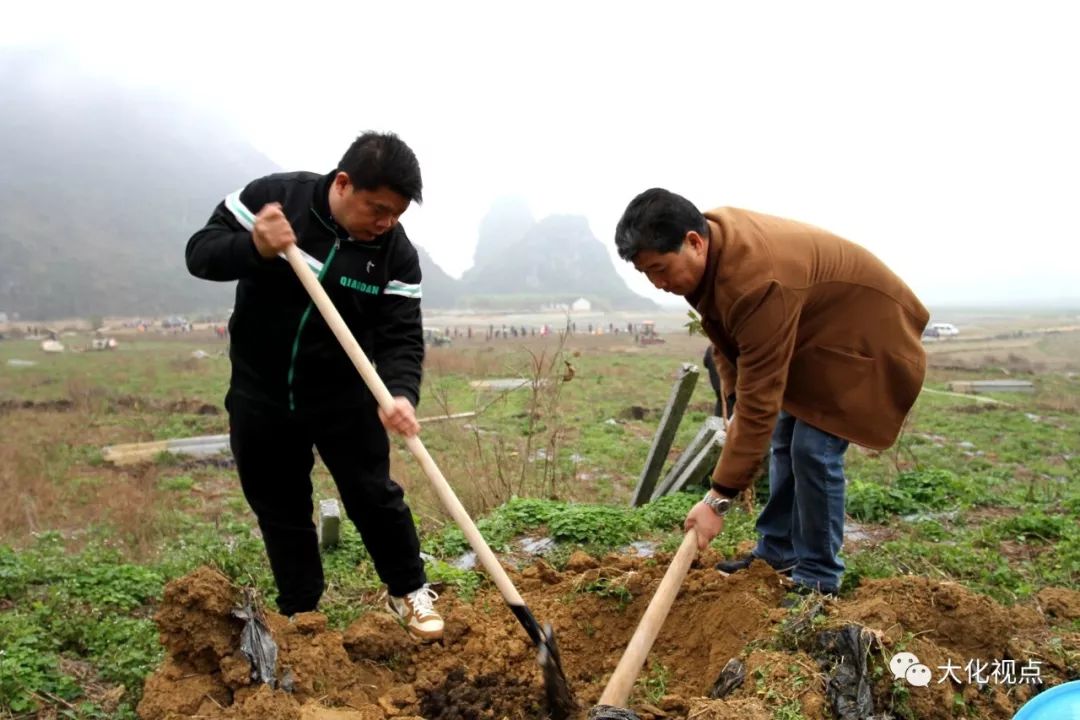 县人大常委会主任姚本喜(左,县委常委,县委办主任潘毓川(右)参加春耕