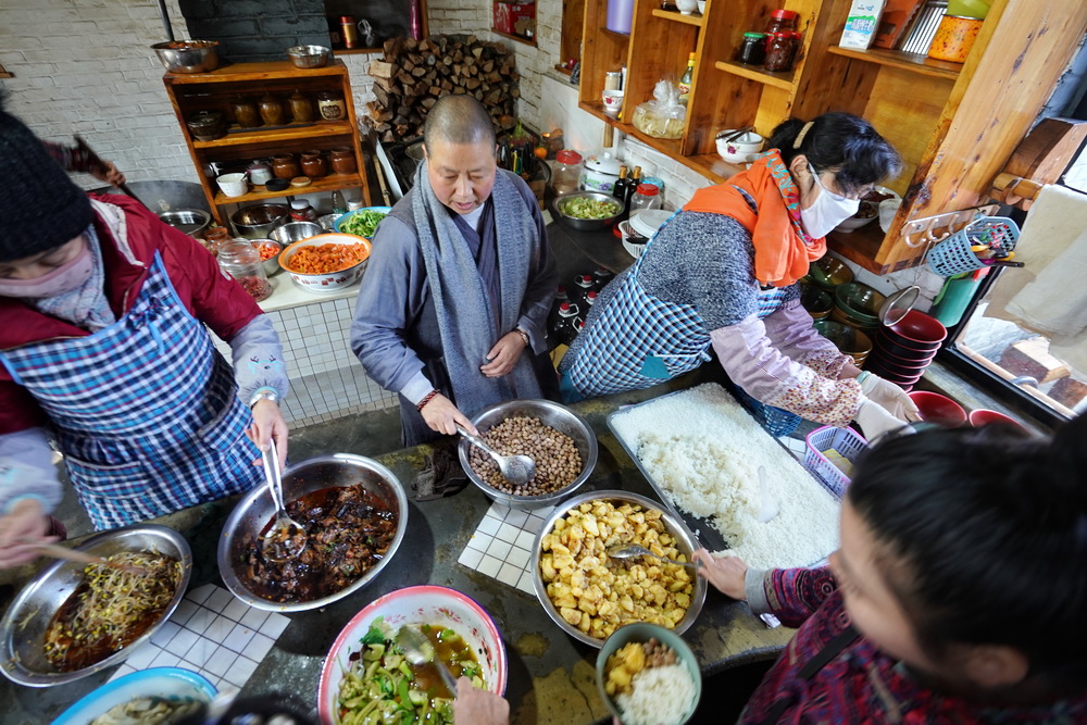 大理寂照庵这儿的斋饭太好吃了不管信不信佛游人早早排队等候