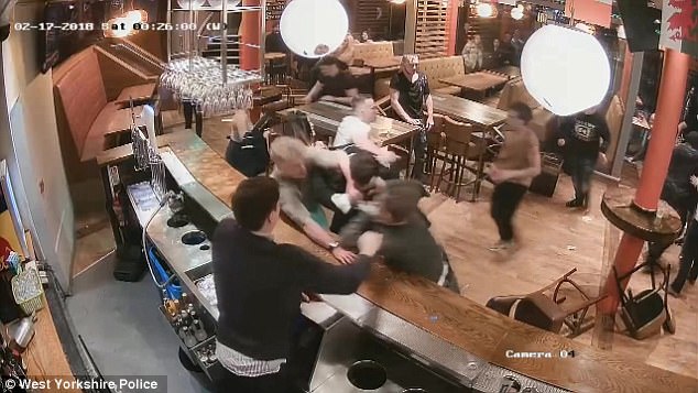 视频显示,酒吧里20名男子互相拳打脚踢,现场椅子,玻璃杯满天飞,酒吧的