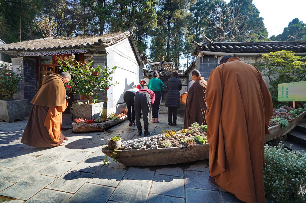 大理寂照庵:这儿的斋饭太好吃了,不管信不信佛游人早早排队等候