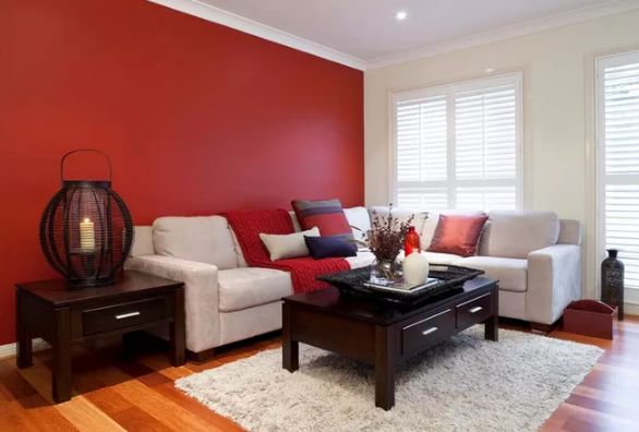 红色的墙面,家具,让空间感完整统一,地面选择了木地板的原色,淡淡的