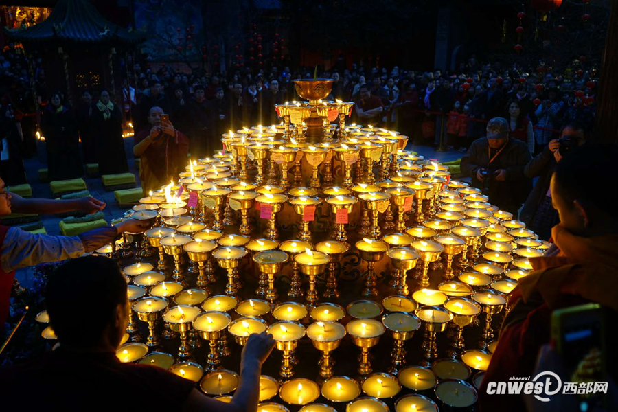 西安市民新春燈會點燃萬盞酥油燈祈福