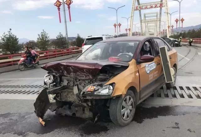 2月23日14点10分左右,东坝汉江大桥桥面发生一起交通事故
