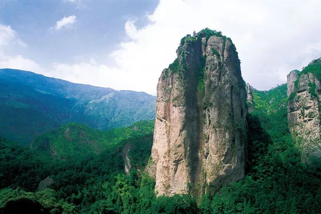 靈巖以懸崖疊嶂,奇峰怪石,古怪石室,碧潭清潤而著稱,景區內層巒疊嶂