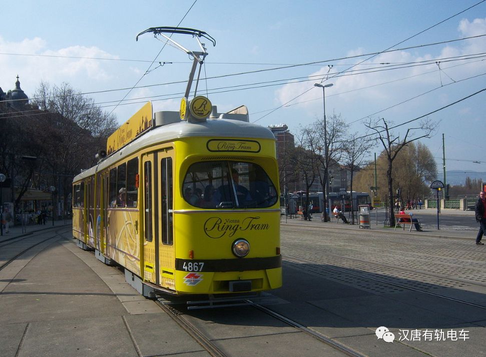 the vienna tram fleet consists of high-floor trams and low-floor