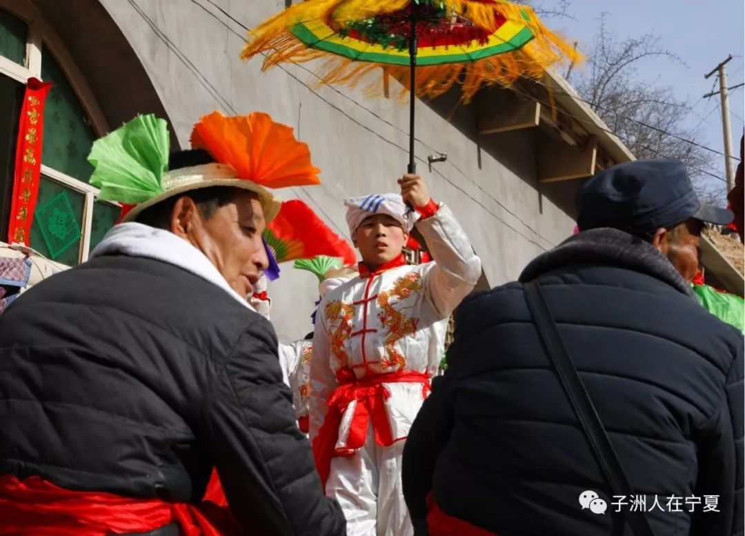 平安迎秧歌伞头送祝福