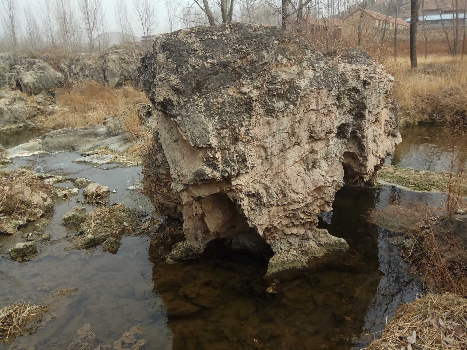 泗水县泗张镇等待乡村旅游开发建设中的北大堰子小河