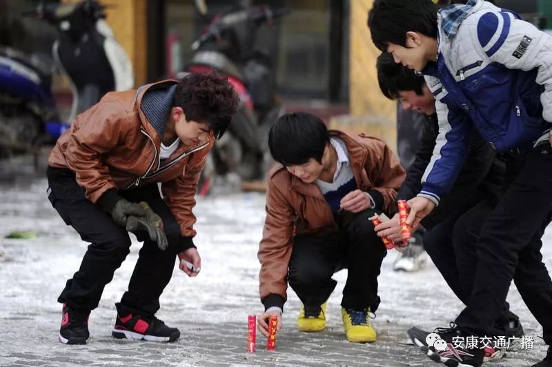 小孩放鞭炮照片图片