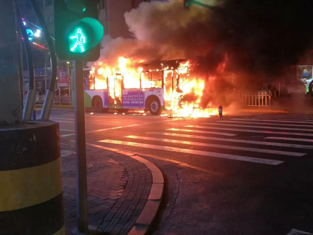 發生一起公交車自燃事件.在道里區石頭道街與一面街交口信號燈處