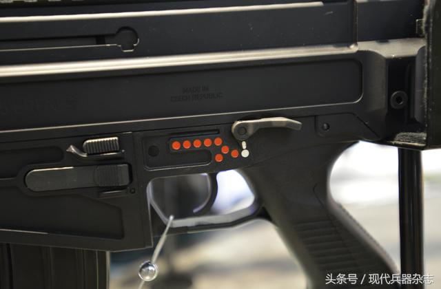 cz 805a1的快慢機設置比較複雜,有保險,單發,雙發以及全自動四擋cz