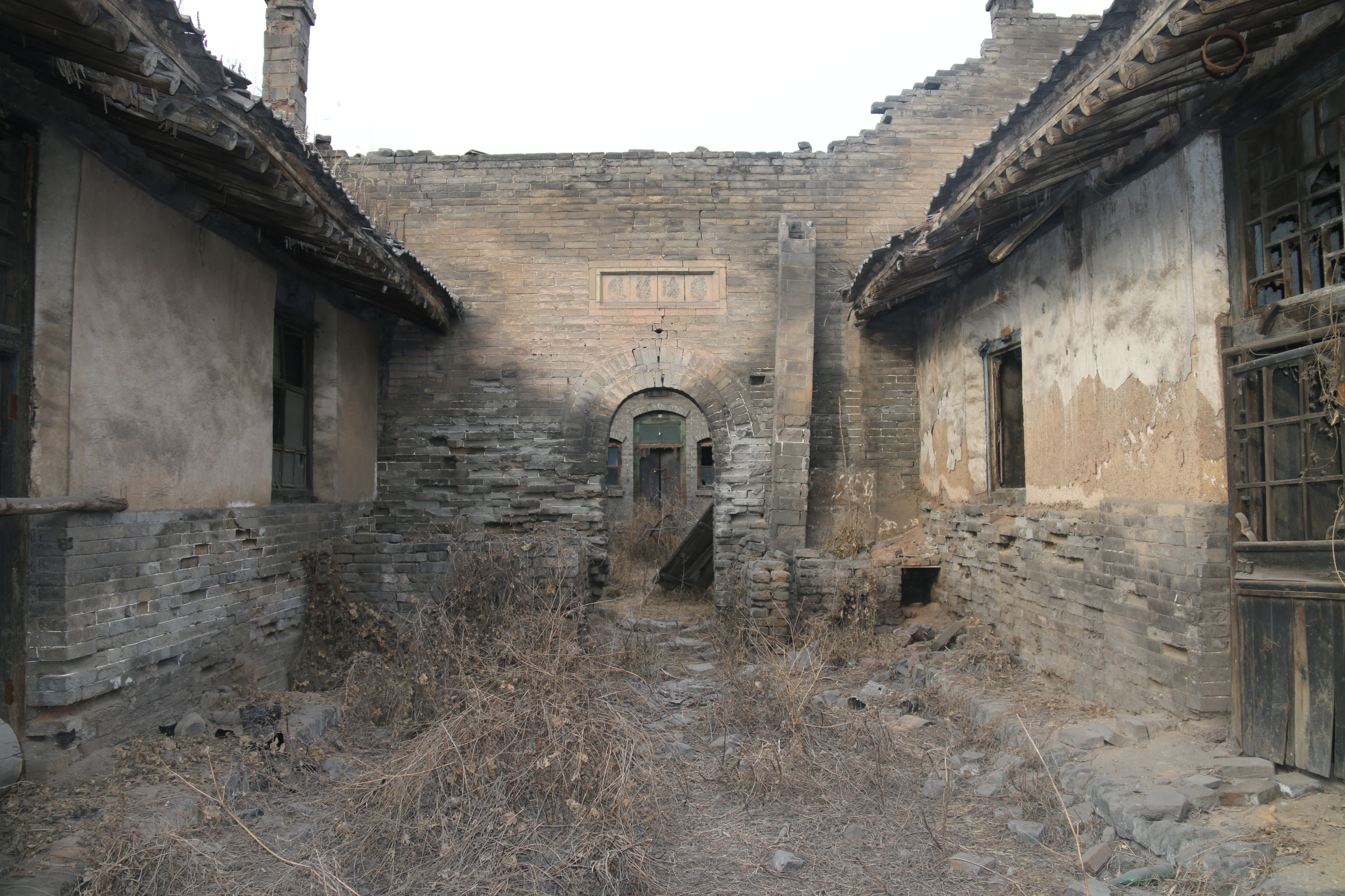 北与汾阳市毗邻,西北与中阳县相依,西与交口县接壤,南与灵石县相连