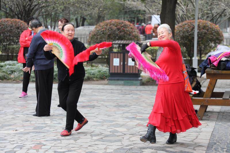 60岁老人简单广场舞图片