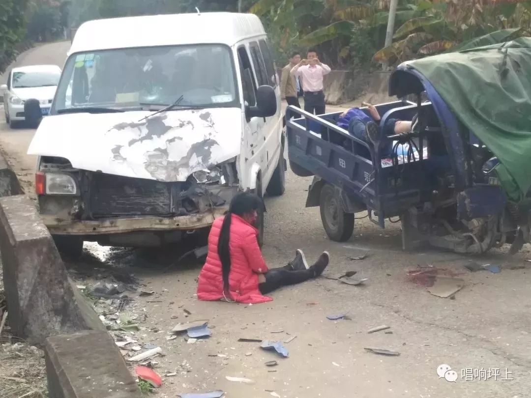 危險!揭陽小客車與三輪車相撞,現場一女司機臉皮都開裂了!