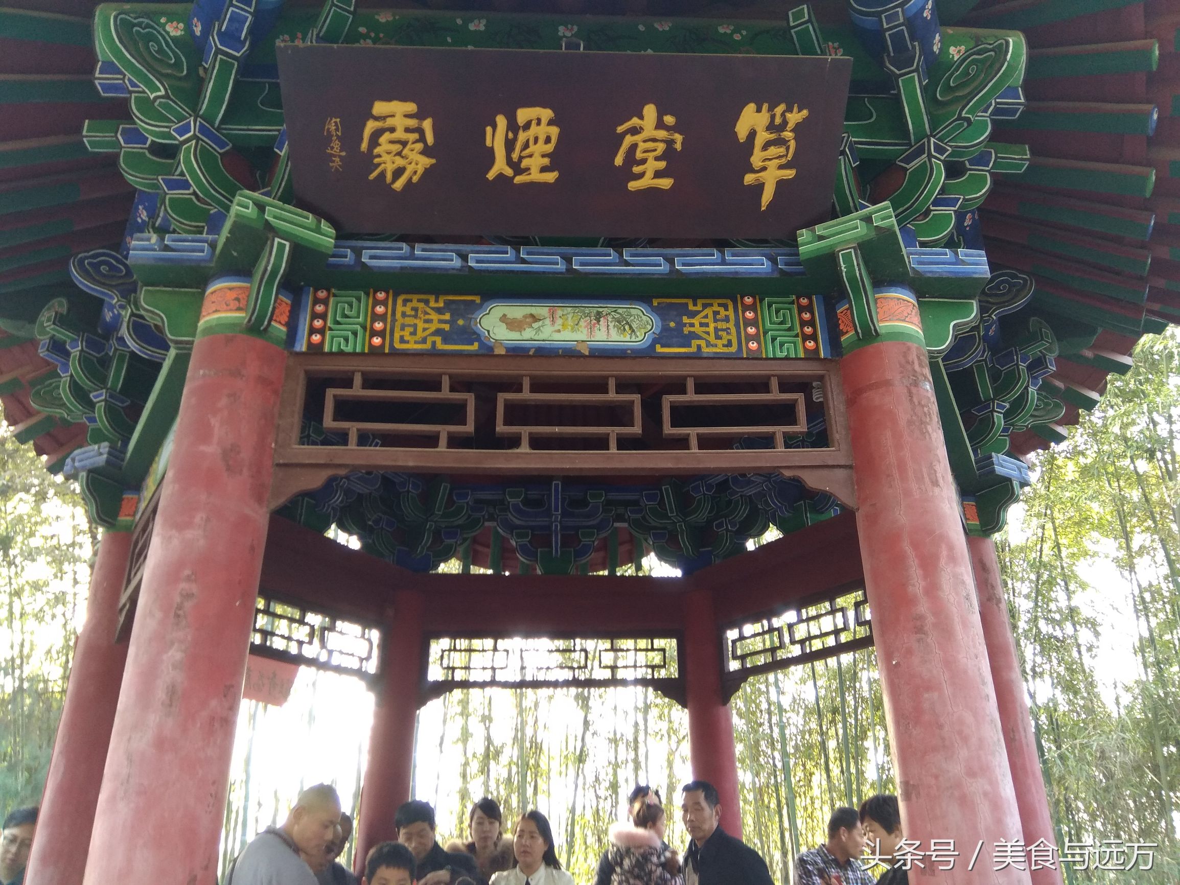 草堂寺的镇寺之宝,鸠摩罗什舍利塔,又名"八宝玉石塔 停在庙里的轿车