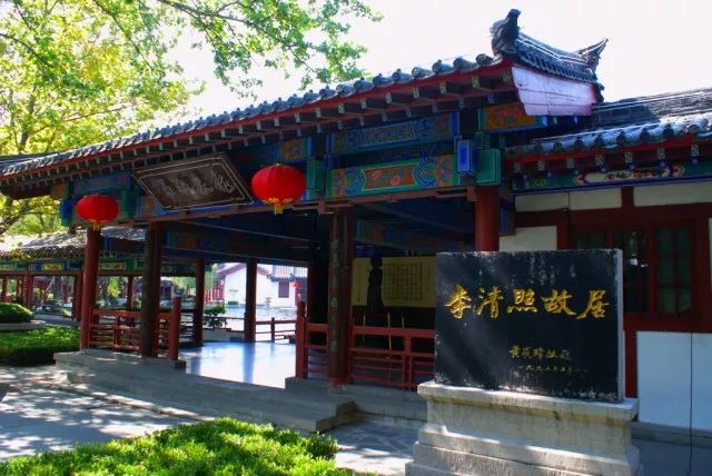 龍泉寺雄踞在百脈泉北岸,為濟南地區著名佛寺,始建於公元1450年,現