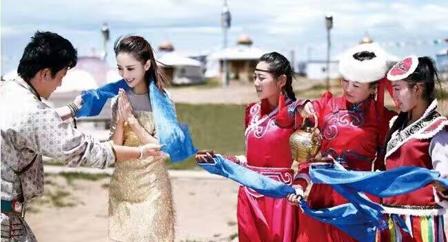 献哈达是蒙古族人民的一种传统礼节哈达是一种礼仪用品