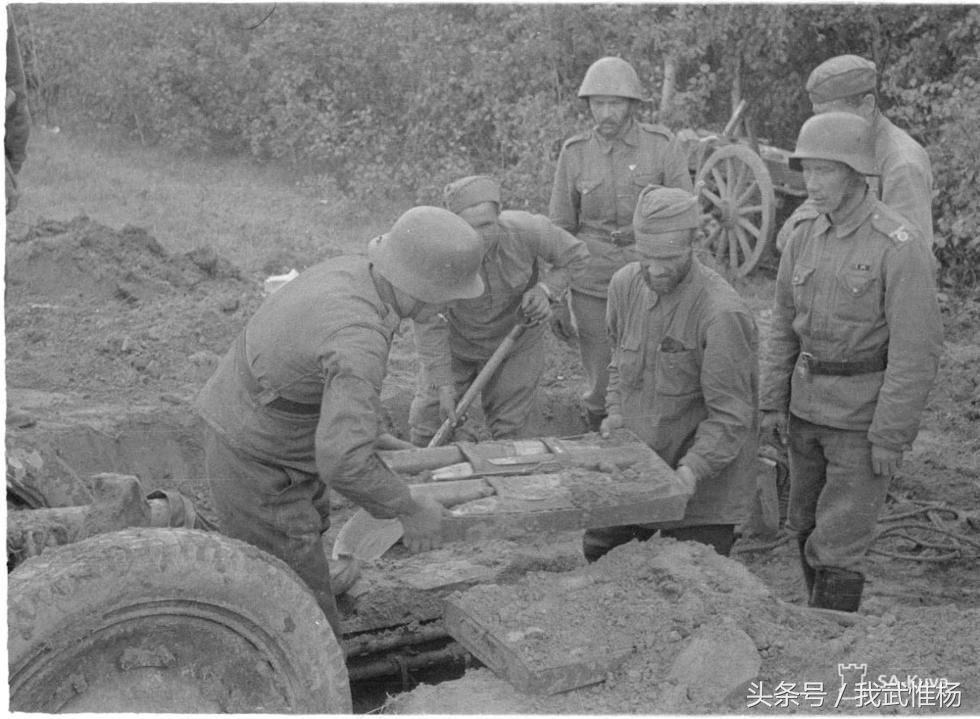 二戰 芬蘭士兵逼迫蘇軍戰俘挖出埋藏火炮