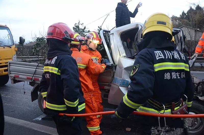 绵广高速新安服务区段两车追尾,驾驶员被死死卡住