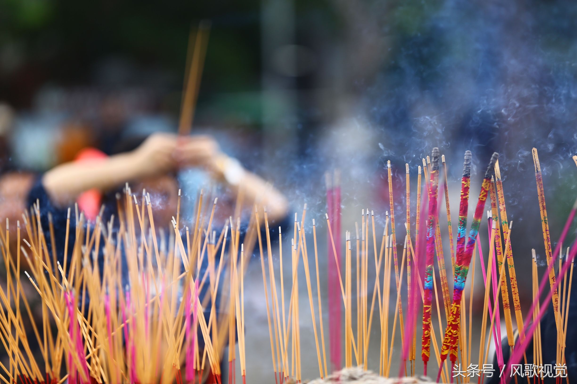 烧香拜佛,祈福新春,人们去佛教道场的温馨年景