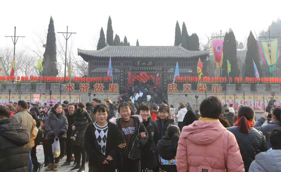 人气爆棚-水泊梁山风景区迎来新春开门红!