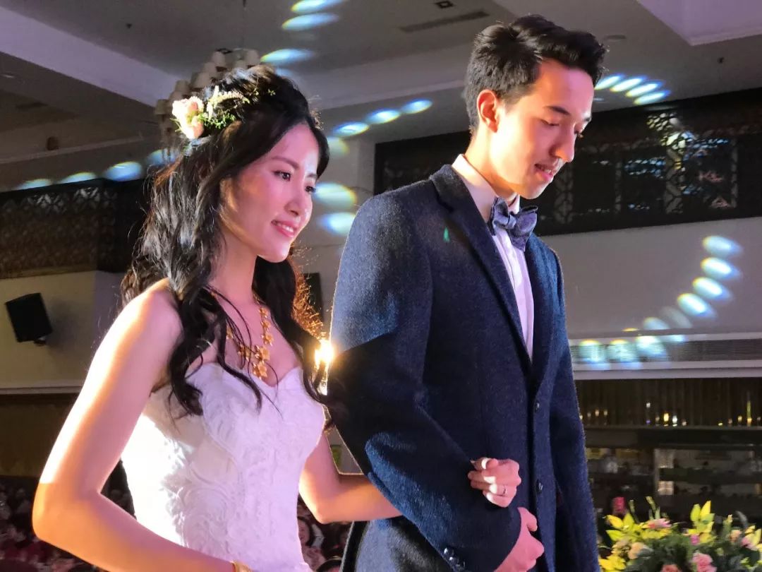 我们在观看汤米做的视频.慧婷爸爸祝辞.婚宴盛况.婚宴菜单.