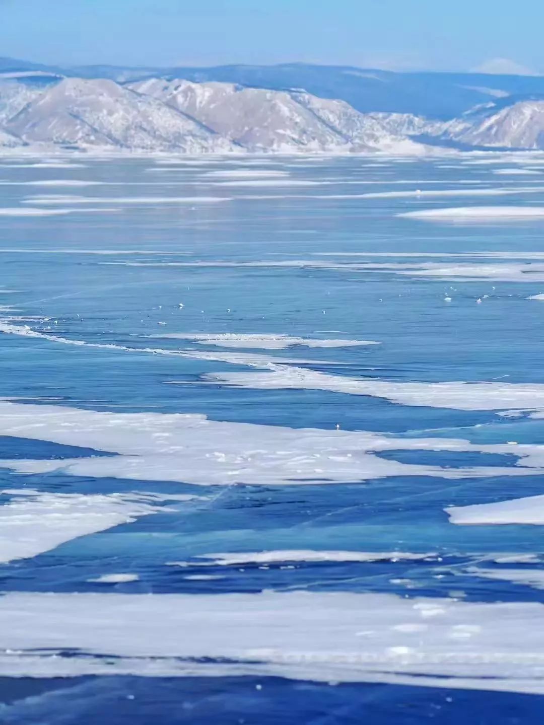 流連忘返在貝加爾湖畔純淨至藍冰雪夢幻