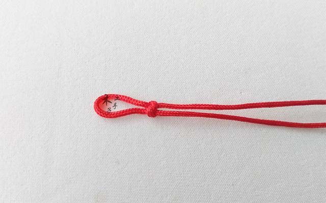 做蛇结下面一起来看看编织过程吧:上成品这款红绳手链做法非常的简单