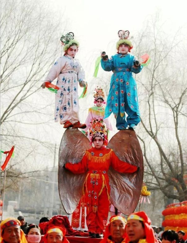 高跷,耍龙灯,狮子舞,中幡,大鼓会,花鼓会,腰鼓,变脸,抖空竹,鞑子摔跤