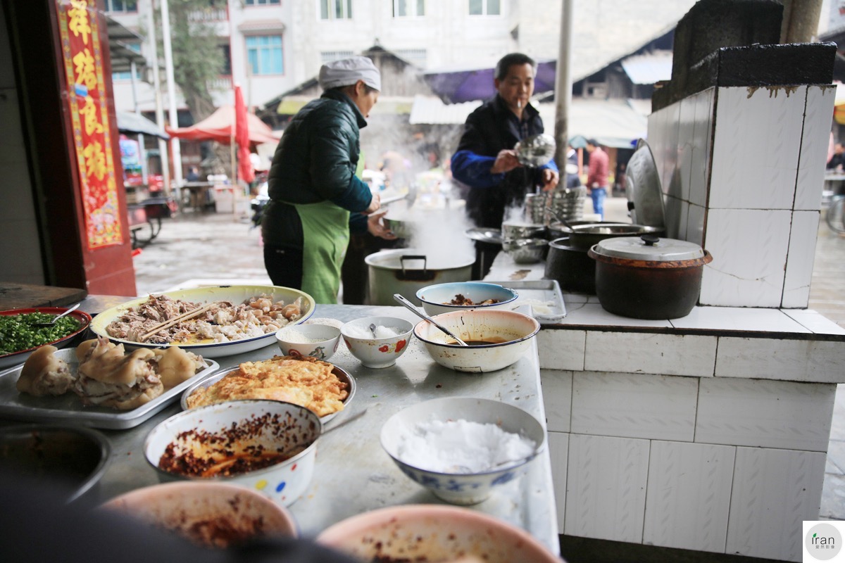 老夫妻开早餐店20年,有人走10公里只为吃一碗粉