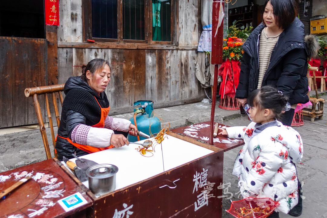 李庄古镇街边看民间艺人做糖画,这种用糖做的画既可以玩又可以吃