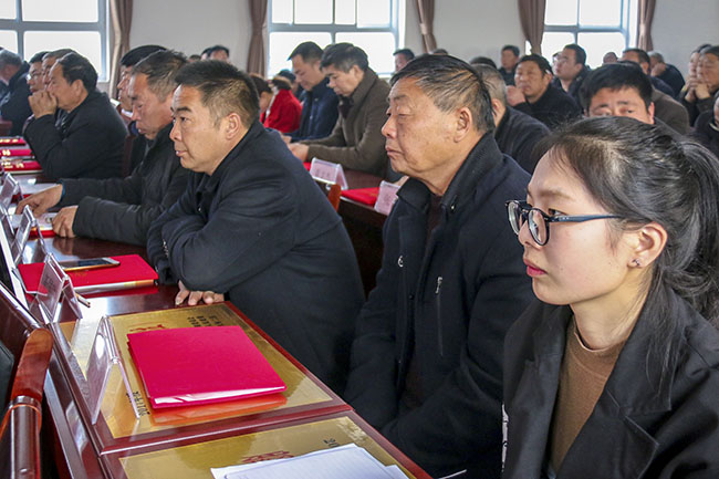 一名駐村女書記格外引人注目,她就是馬投澗鎮高小屯村群眾說的韓書記