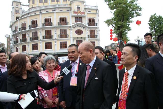 泰国经贸代表团访汕,广东省潮汕企业商会执行会长庄春潮签订协议